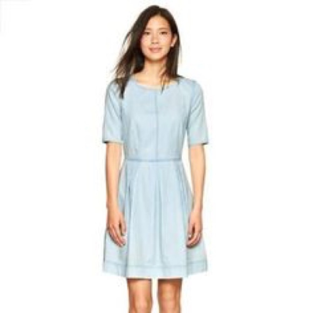 Gap chambray fit and flare dress--has pockets!